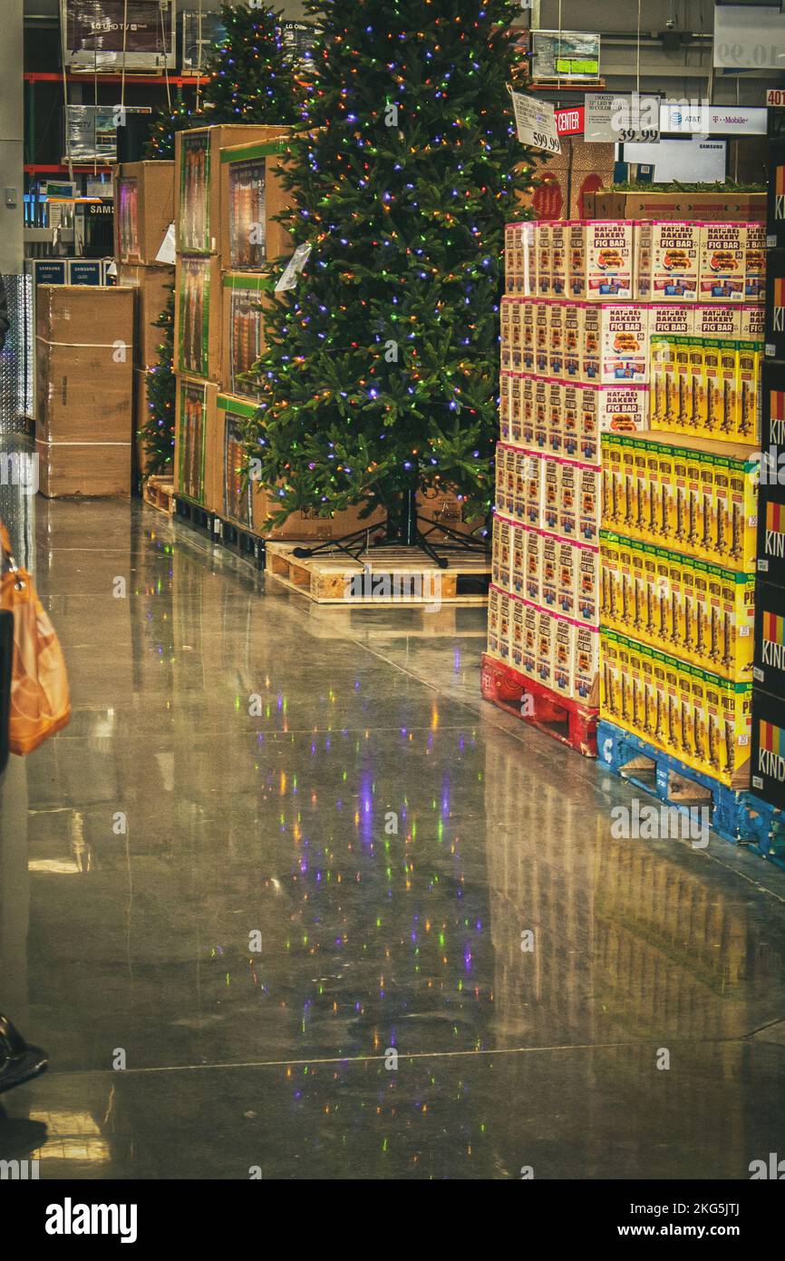 12-04-2019 Tulsa USA - Árboles de Navidad pre-iluminados a la venta en una gran tienda de cajas con luces reflejadas en el suelo. Foto de stock