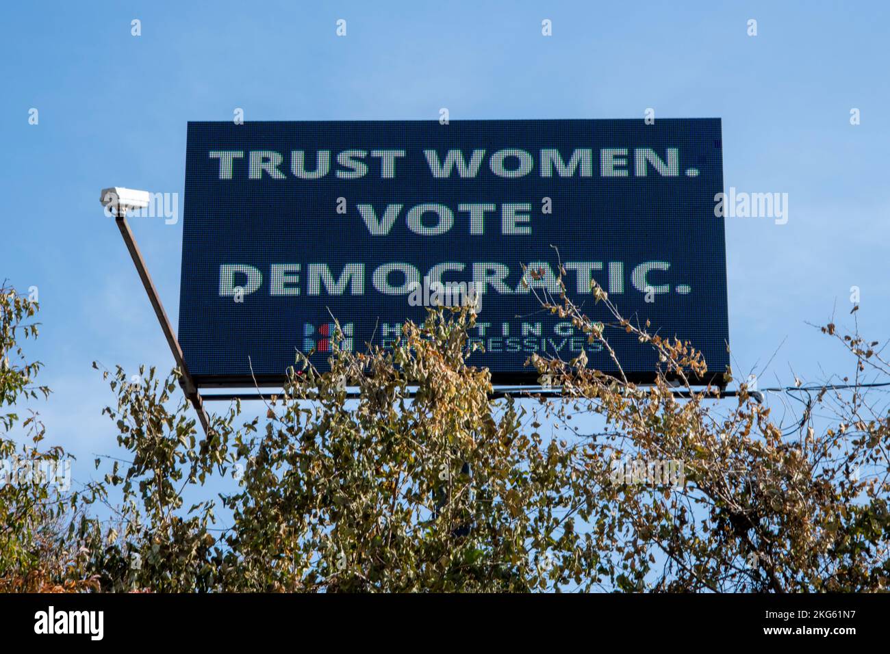 Hastings, Minnesota. Billboard dice confiar en las mujeres y votar democrático. Foto de stock