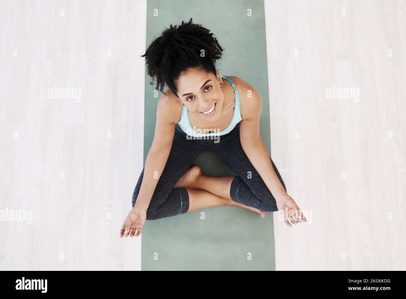 Fitness, yoga y chica retrato vista superior en el suelo con colchoneta para el bienestar, la felicidad y la salud. Espiritualidad, auto cuidado y mentalidad sana de negro Foto de stock