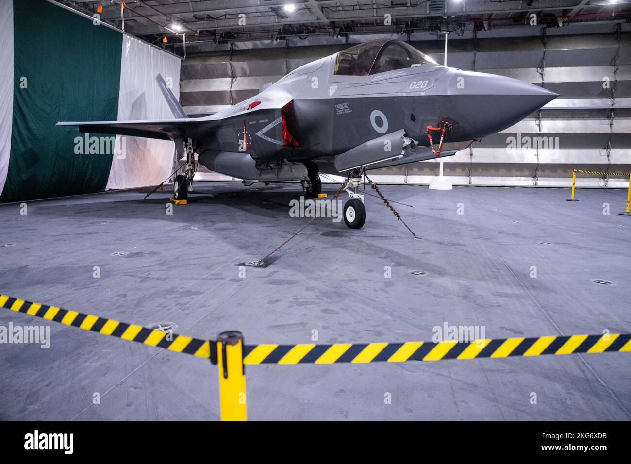 Oslo 20221121.Un rayo F-35B en el hangar a bordo del portaaviones HMS REINA ELIZABETH, que está en una visita de flota en Oslo. El resto de la flota de aeronaves a bordo se encuentra detrás de la puerta de acero cerrada. Foto: Javad Parsa / NTB Foto de stock