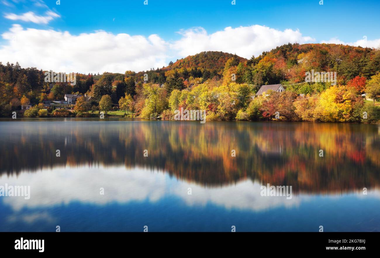 Bonito otoño de reflexión forestal en el agua, Banska Stiavnica Foto de stock
