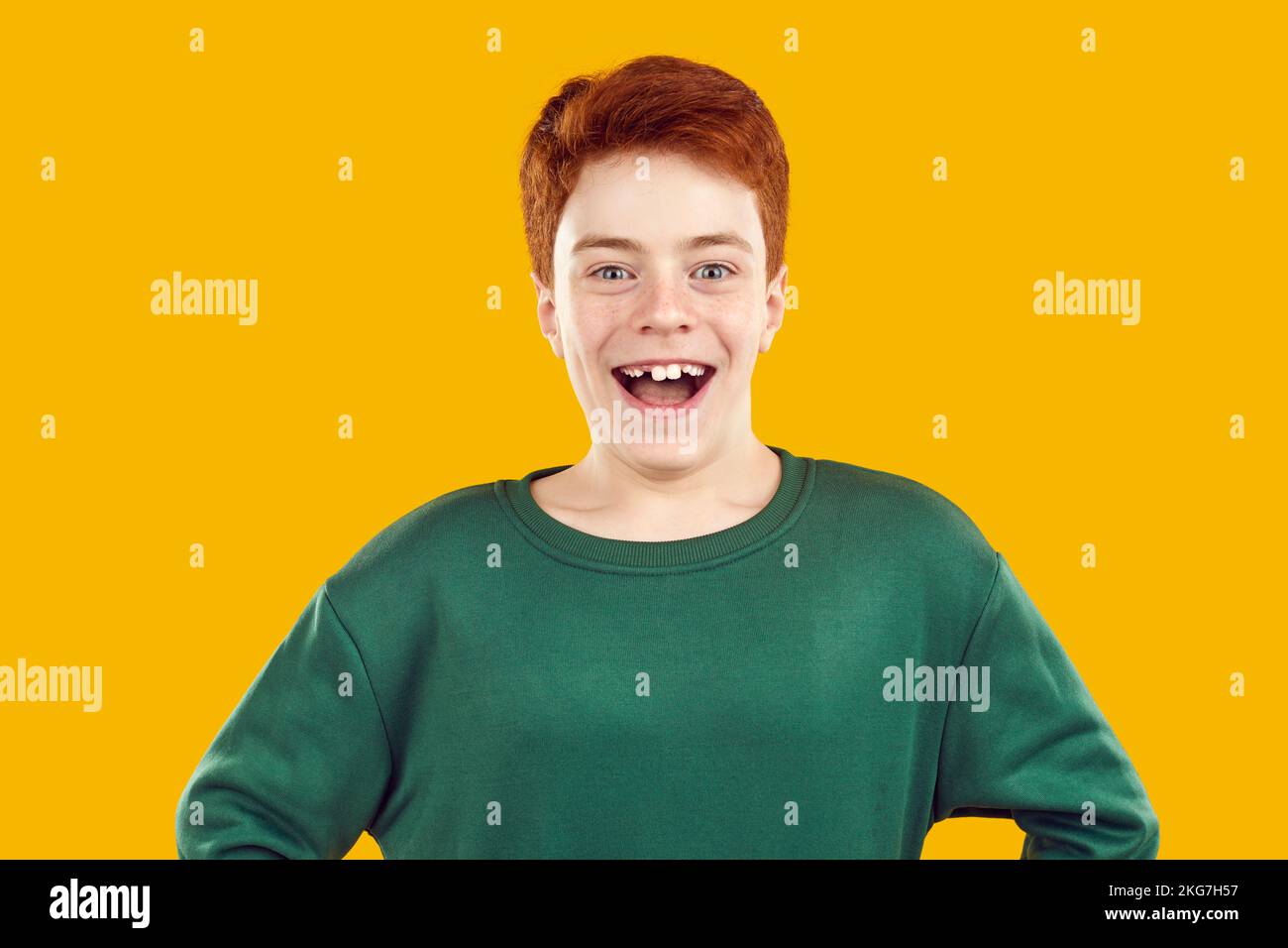 Retrato de alegre niño preadolescente que se ríe divertido mostrando sonrisa con dientes torcidos. Foto de stock