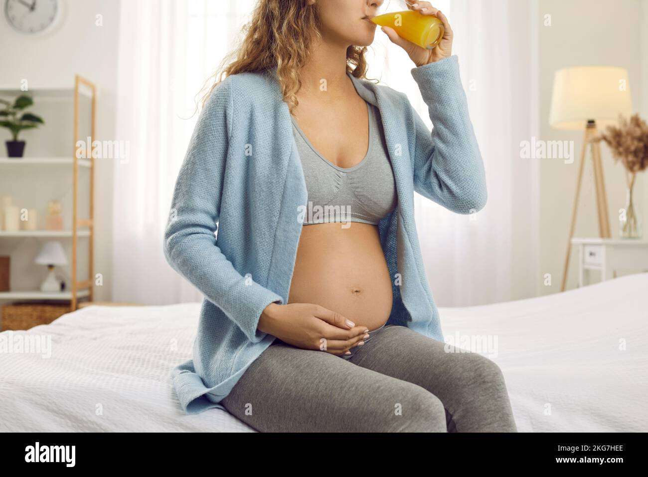 La mujer embarazada bebe jugo fresco Cuide de la nutrición Foto de stock