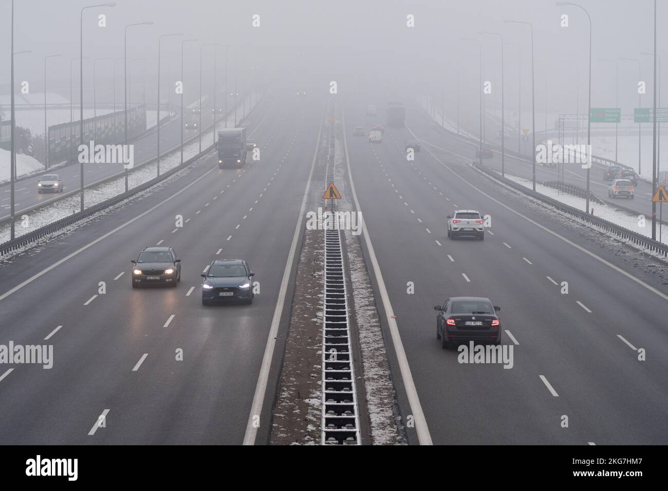 Gdansk, Polonia. 22nd de noviembre de 2022. Mañana de niebla en la autopista S6 llamada Obwodnica Trojmiasta (Tricity Beltway) © Wojciech Strozyk / Alamy Live News Foto de stock