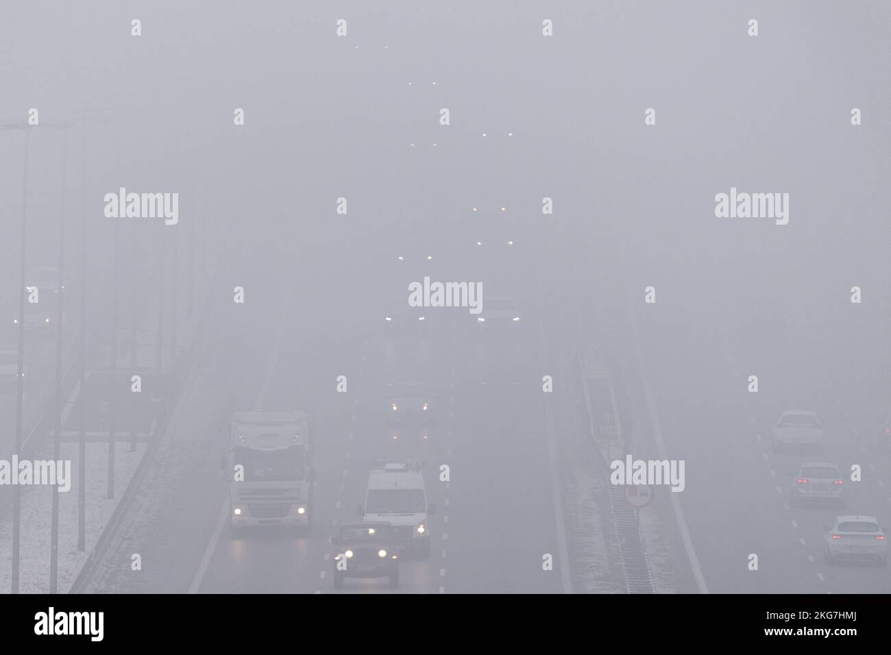 Gdansk, Polonia. 22nd de noviembre de 2022. Mañana de niebla en la autopista S6 llamada Obwodnica Trojmiasta (Tricity Beltway) © Wojciech Strozyk / Alamy Live News Foto de stock