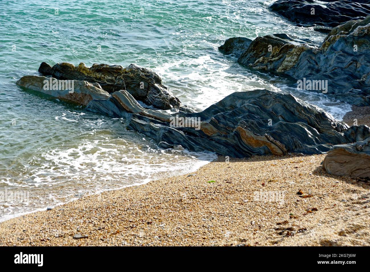Formación rocosa y olas en la costa sur de Devon Foto de stock
