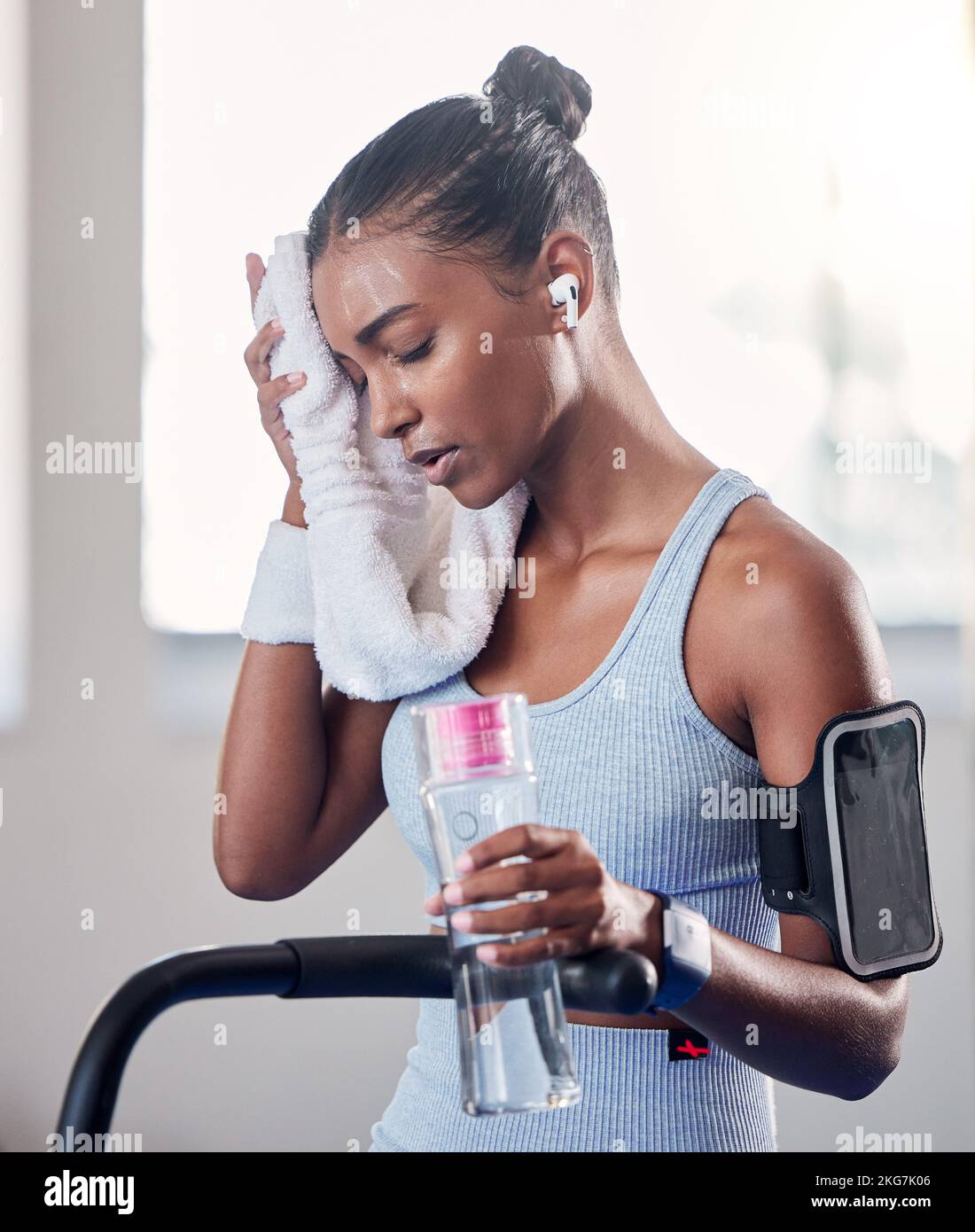 Beautiful woman towel relaxing gym fotografías e imágenes de alta  resolución - Alamy