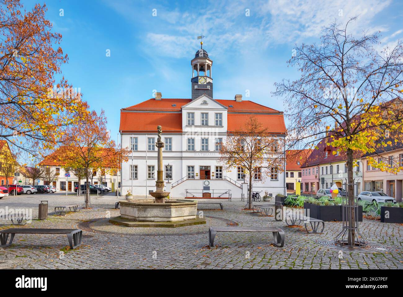 Bad Duben, Alemania. Vista del edificio histórico del Ayuntamiento (Rathaus) situado en la plaza Markt Foto de stock