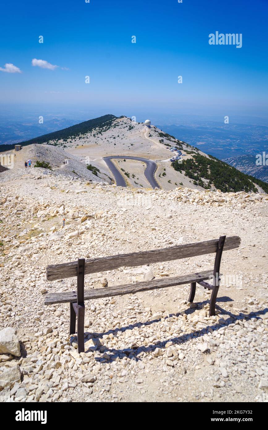 Antiguo banco desgastado en la parte superior del Mont Ventoux, Francia. A 1.909 m (6.263 pies), es la montaña más alta de la región y ha sido apodada la 'Bestia Foto de stock