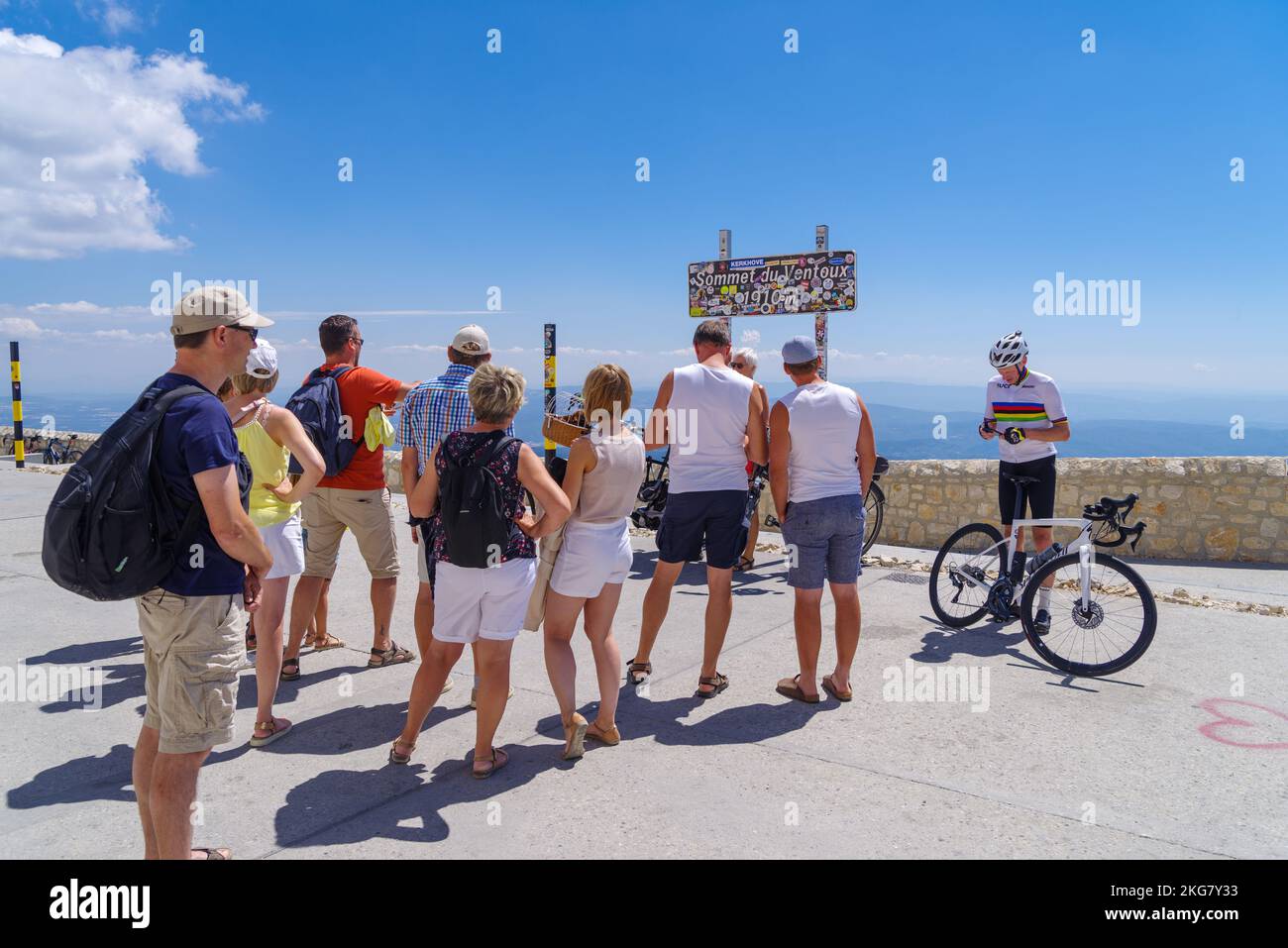 BEDOIN, FRANCIA - 7 DE AGOSTO de 2022: Los turistas en la parte superior del Mont Ventoux esperando en su turno para tomar una foto bajo la placa. Foto de stock