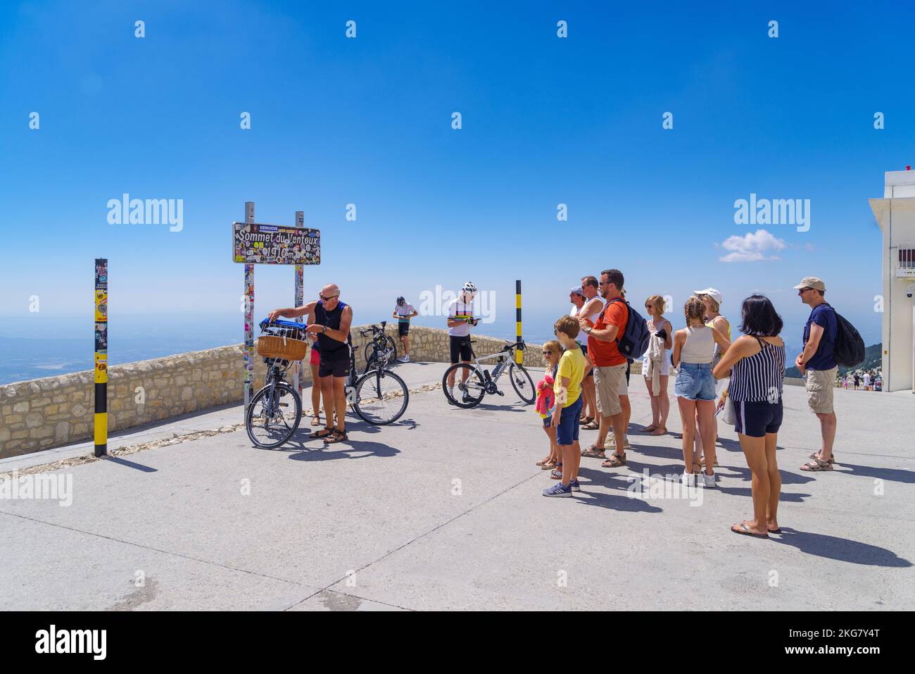 BEDOIN, FRANCIA - 7 DE AGOSTO de 2022: Los turistas en la parte superior del Mont Ventoux esperando en su turno para tomar una foto bajo la placa. Foto de stock
