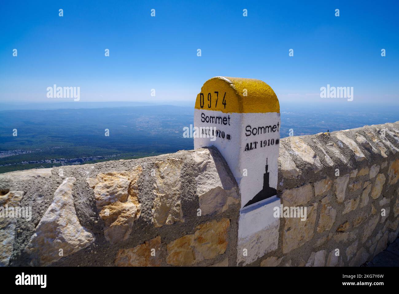 Piedra de señalización en la cima del Mont Ventoux, Francia. A 1.909 m (6.263 pies), es la montaña más alta de la región y ha sido apodada la 'Bestia de Foto de stock