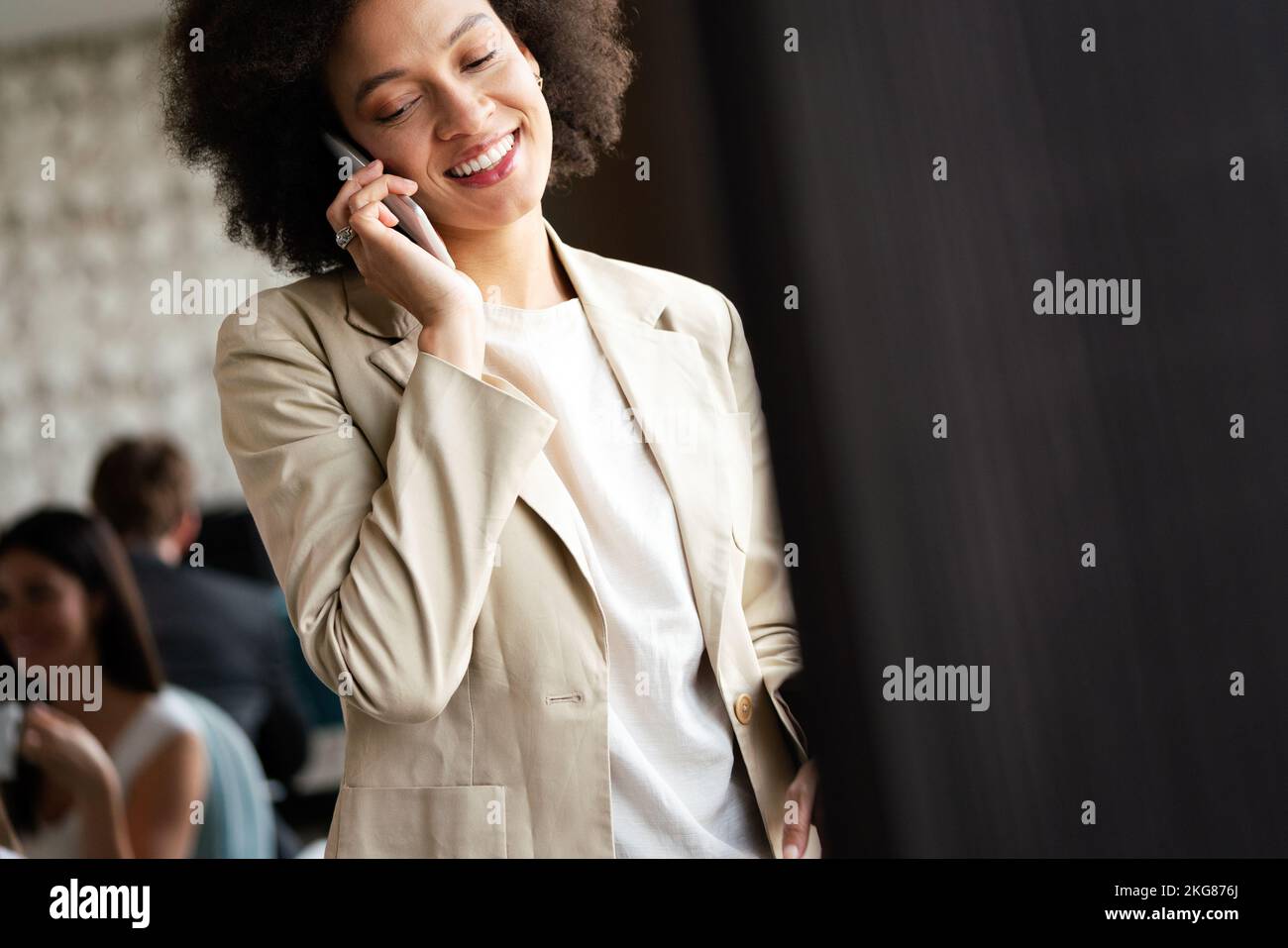 Retrato de una exitosa mujer de negocios usando el teléfono en la oficina Foto de stock