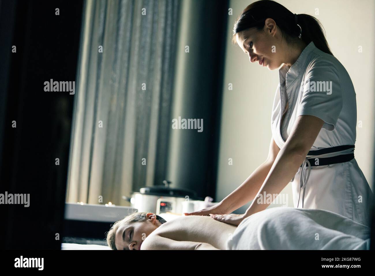 Saludable y bella mujer en spa. La recreación, la energía, la salud, masaje Foto de stock