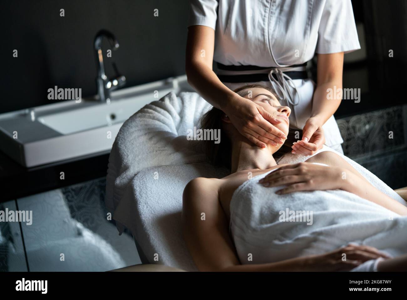 Mujer joven y sana en el salón de spa. Terapia de masaje tradicional y tratamientos de belleza. Foto de stock