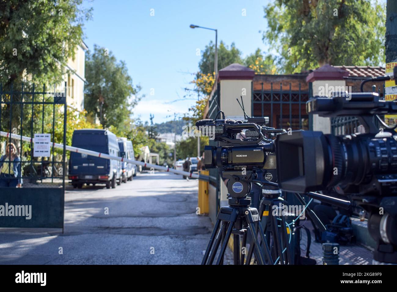 Atenas, Grecia. 22 de noviembre de 2022. Las cámaras de los medios de  comunicación del país se ven en la entrada del palacio de justicia de  Atenas. El Tribunal Supremo de Grecia