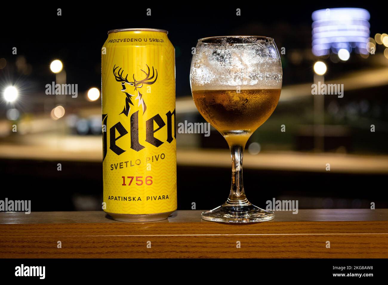 Un primer plano de una lata de cerveza Jelen con un vaso de cerveza en un  balcón de madera baranda por la noche Fotografía de stock - Alamy