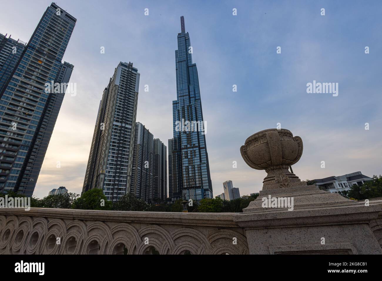 Ciudad Ho Chi Minh, Vietnam - 07 de noviembre de 2022: Vista de Vinhomes Central Park y el edificio Landmark 81 en Saigón. Landmark 81, la torre más alta de la ciudad Foto de stock