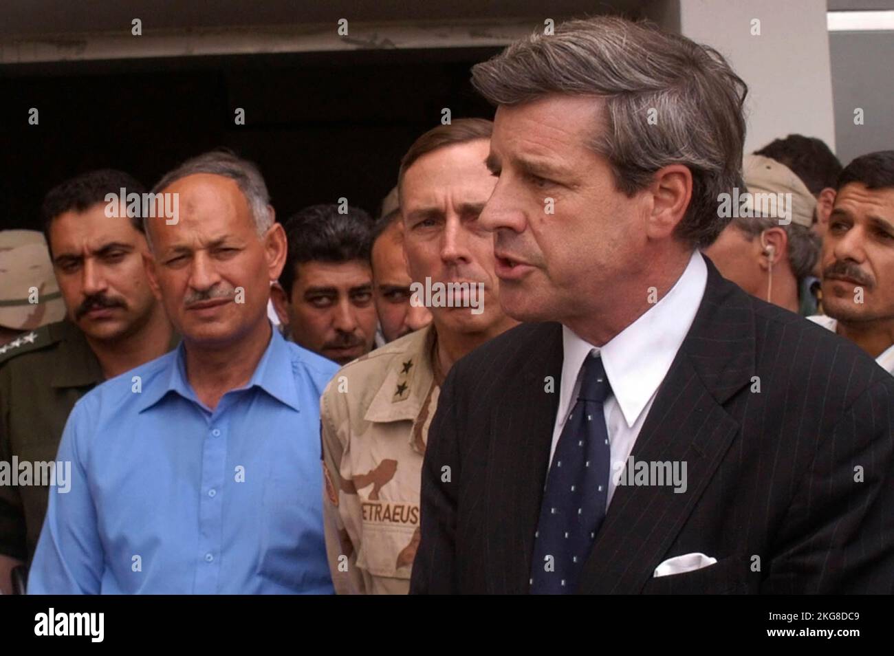 MOSUL, IRAQ - 18 de mayo de 2003 - Paul Bremer III, recientemente nombrado jefe de la Oficina de Reconstrucción y Asuntos Humanitarios, se dirige a los medios de comunicación sobre el tema i. Foto de stock