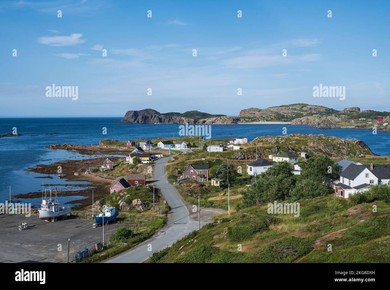 Canadá, Labrador, Newfoundland, Twilingate, Vista de la aldea de pescadores por la bahía de Notre Dame Foto de stock