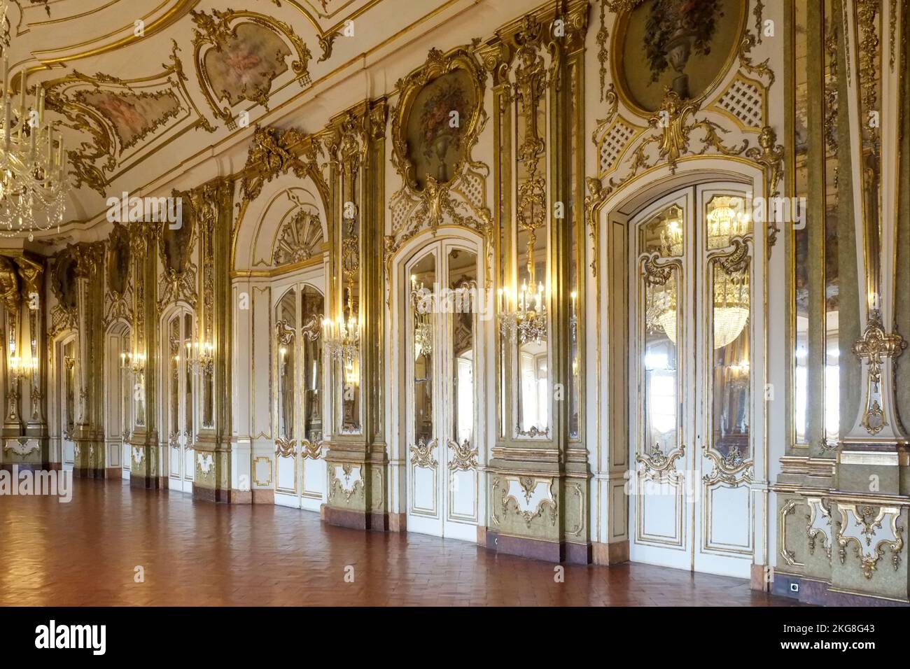Portugal, Lisboa, salón de baile interior del Palacio Real Foto de stock