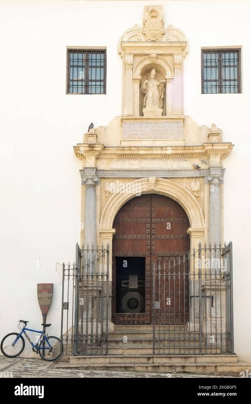 España, Granada, entrada a la iglesia con puerta adornada Foto de stock