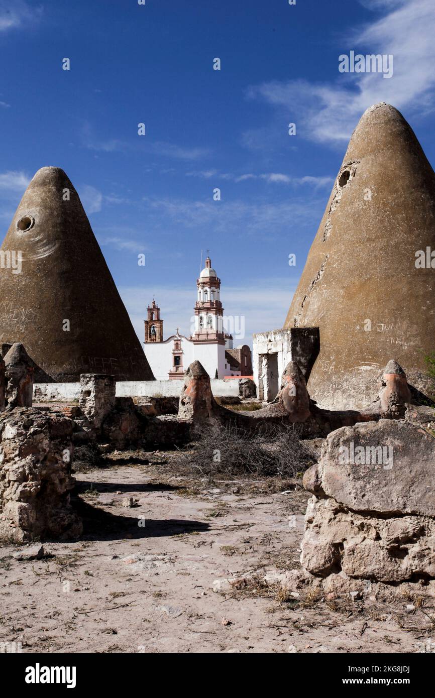 México, San Felipe, Hornos de arcilla que cocinan agave para hacer mezcal Foto de stock
