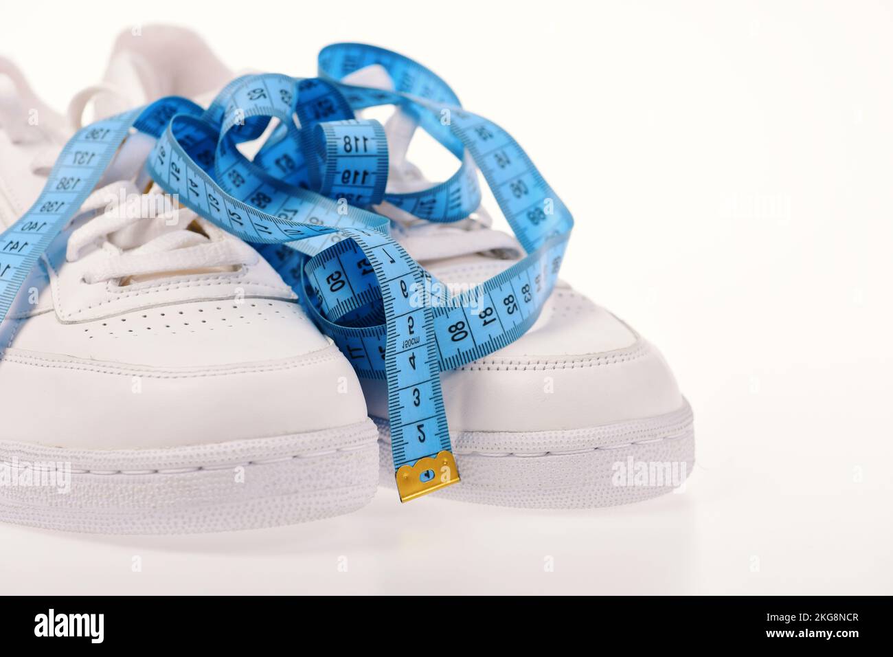 Centímetro de color azul cian curvado en zapatillas blancas Fotografía de  stock - Alamy