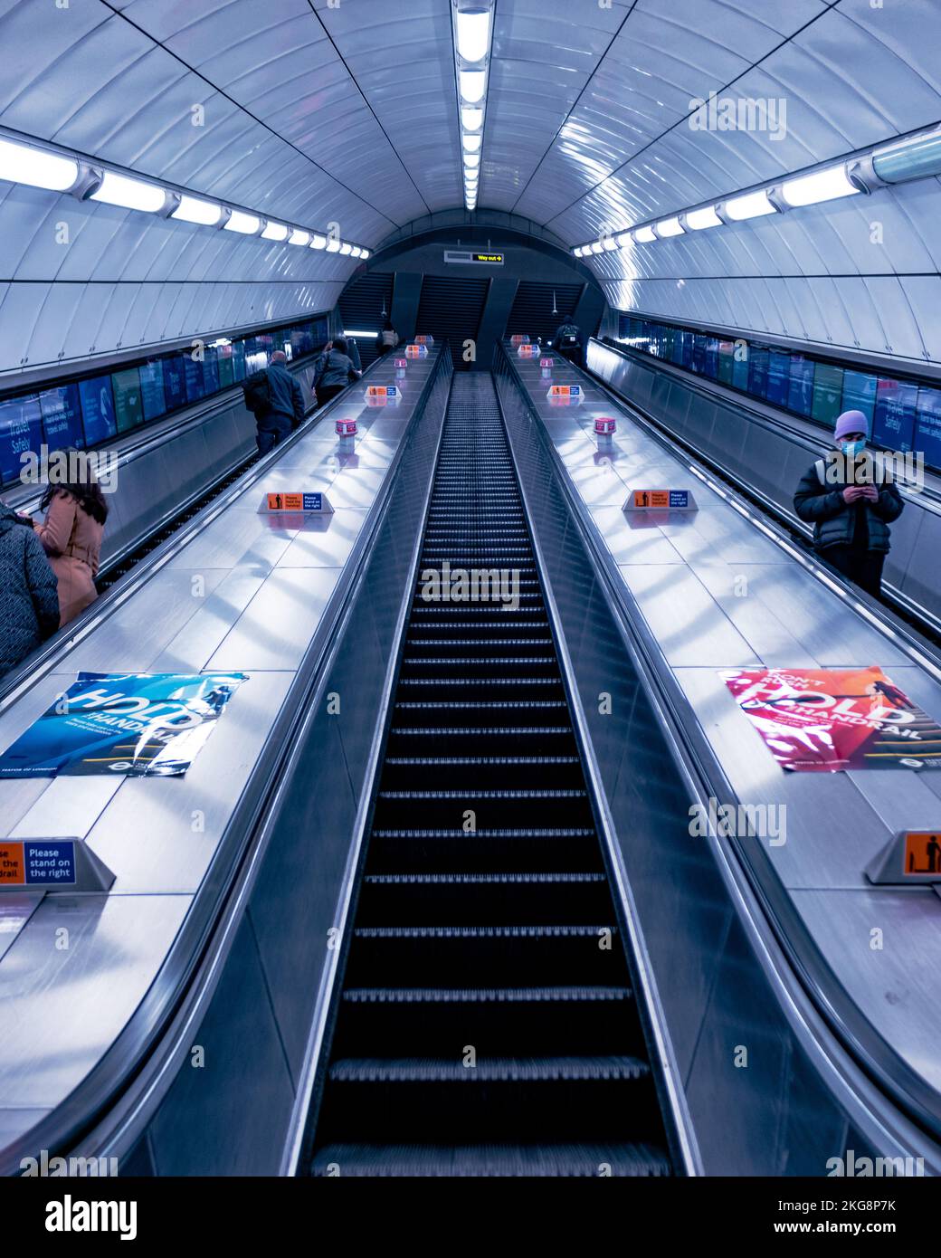 Una escalera mecánica en la red de metro de Londres. Foto de stock