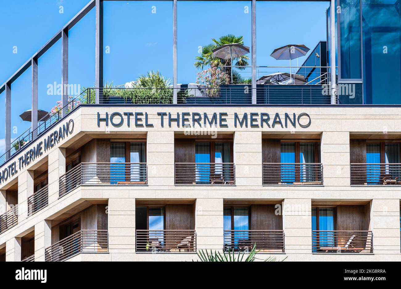 Ciudad de Merano (Meran): Fachada del Hotel Therme, Termas en Italia - Tirol del Sur - Trentino Alto Adige, norte de Italia, 25 de junio de 2022 Foto de stock