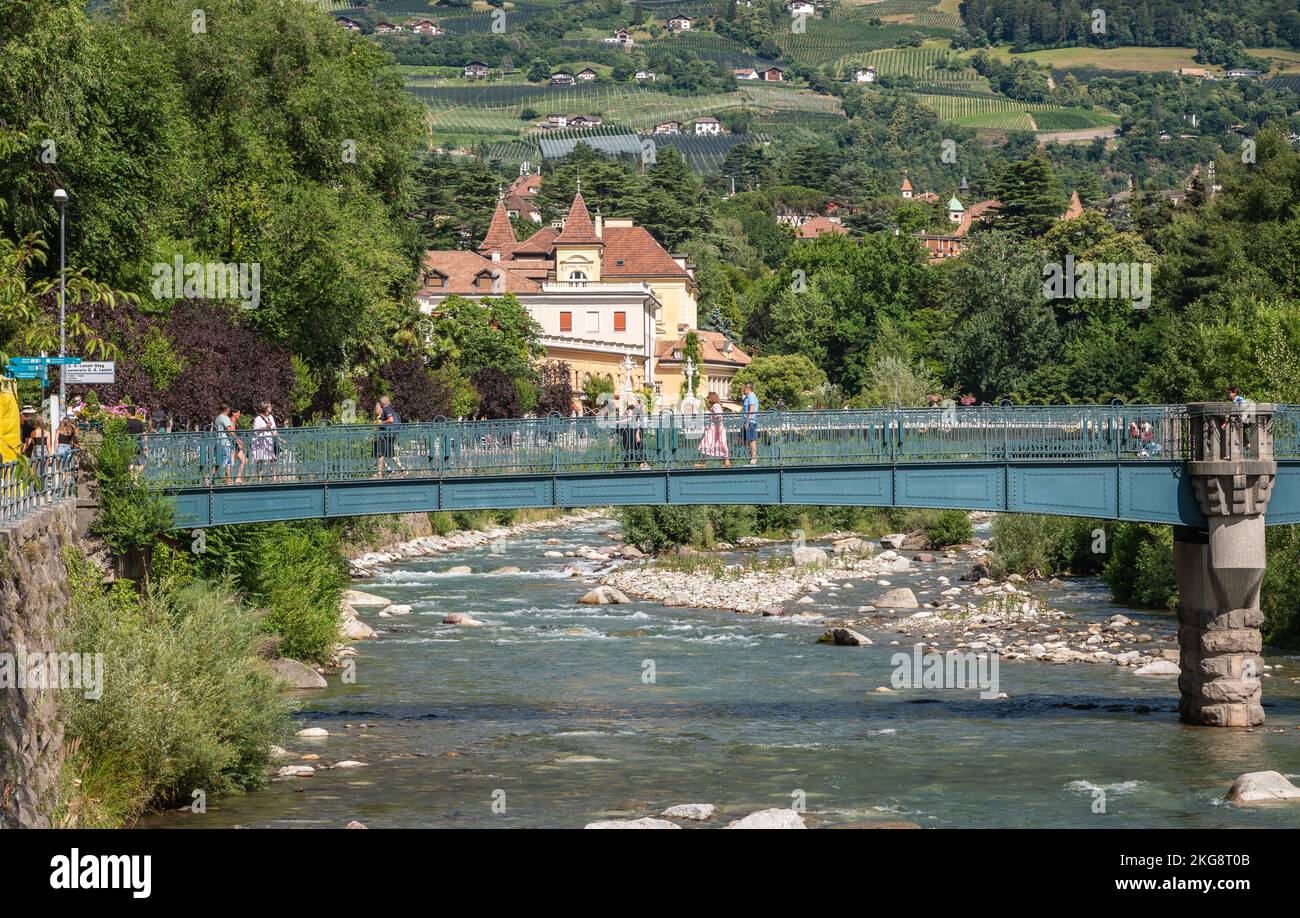 Merano (Meran) en Tirol del Sur - Trentino Alto Adige . Italia: Paisaje urbano de la ciudad histórica con el río Passer - Trentino Alto Adige, norte de Italia - Foto de stock