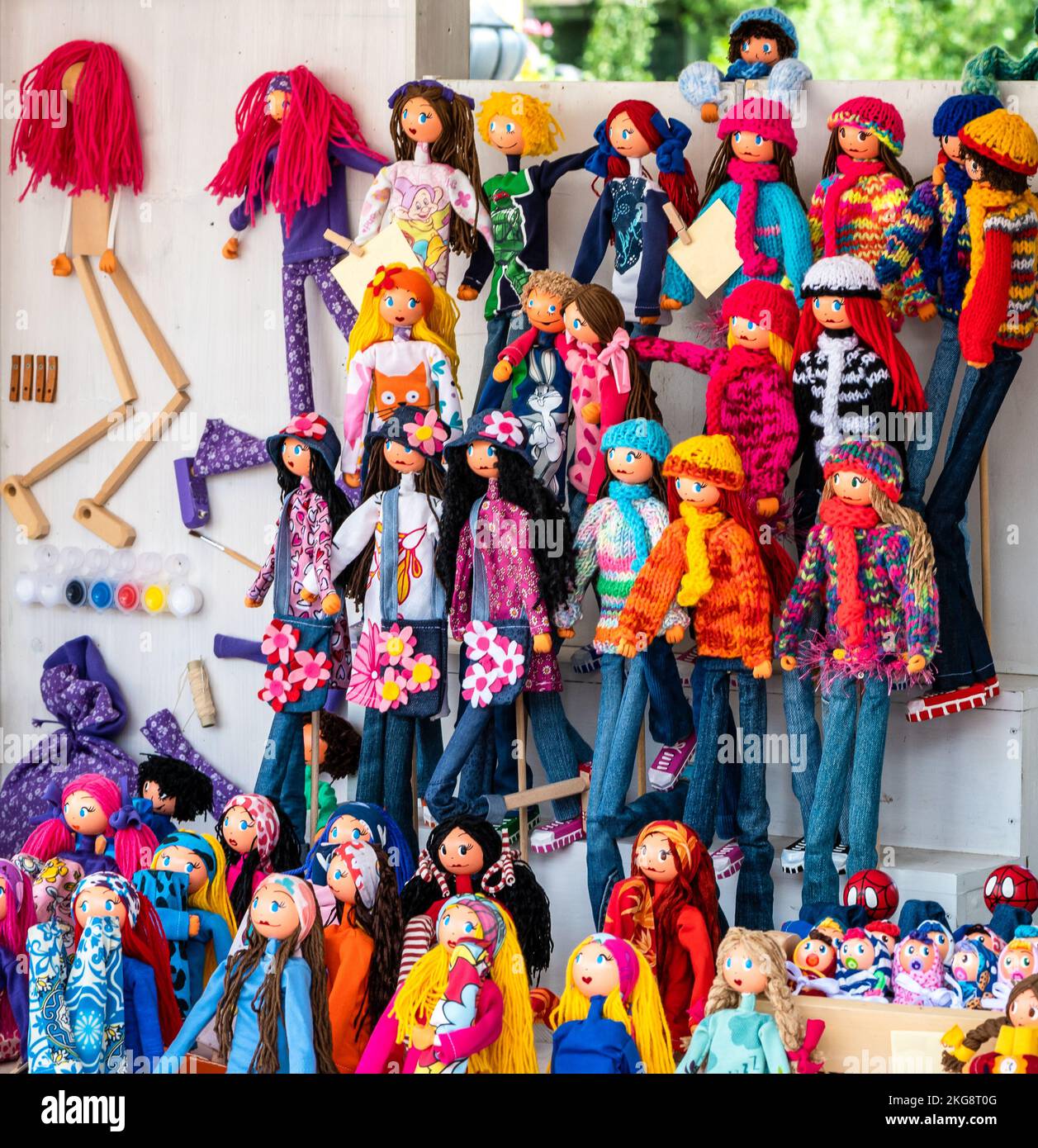 Una exhibición de muñecos de trapo de juguete hechos de madera y tela de colores brillantes - regalo para el bebé Foto de stock
