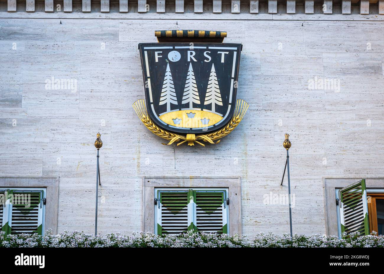 FORST El signo histórico de la famosa tienda de birreria 'forst'. La fábrica de cerveza Forst, fundada en 1857 - Merano en Tirol del Sur, provincia de Bolzano, al norte Foto de stock