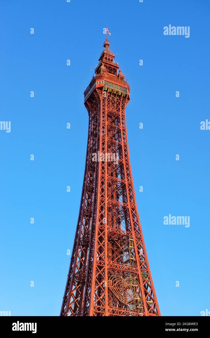 Blackpool Tower contra un cielo azul, Blackpool, Lancashire, Reino Unido Foto de stock