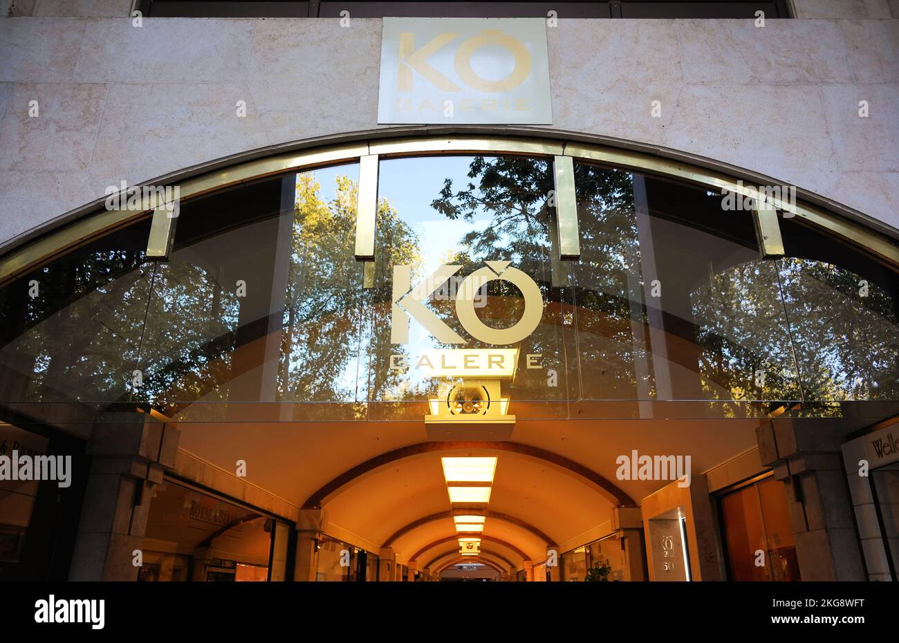 Entrada y logotipo del centro comercial Kö-Galerie en el exclusivo bulevar comercial Königsallee en Düsseldorf/Alemania. Foto de stock