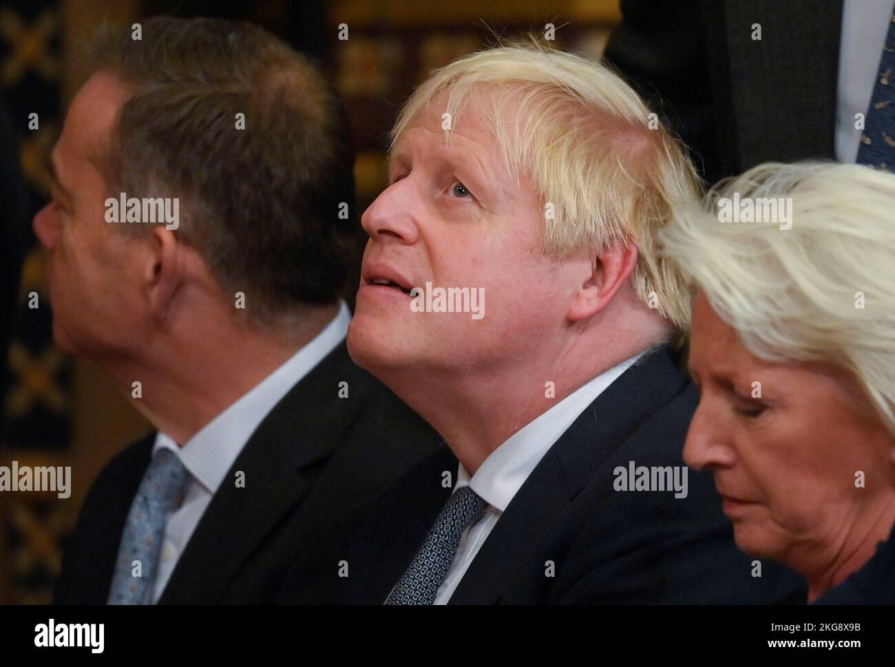 El ex primer ministro Boris Johnson, delante del presidente Cyril Ramaphosa de Sudáfrica, se dirigió a parlamentarios y compañeros en la Royal Gallery del Palacio de Westminster en Londres, como parte de su visita de Estado al Reino Unido. Fecha de la foto: Martes 22 de noviembre de 2022. Foto de stock