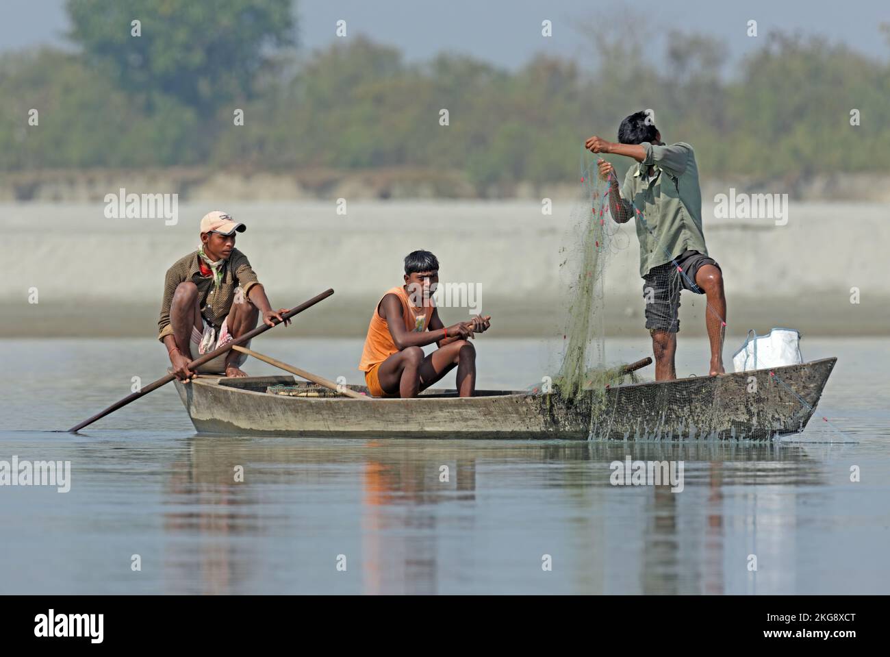 Tres hombres en barco pescando Dibru-Saikhowa, Assam, India Febrero Foto de stock
