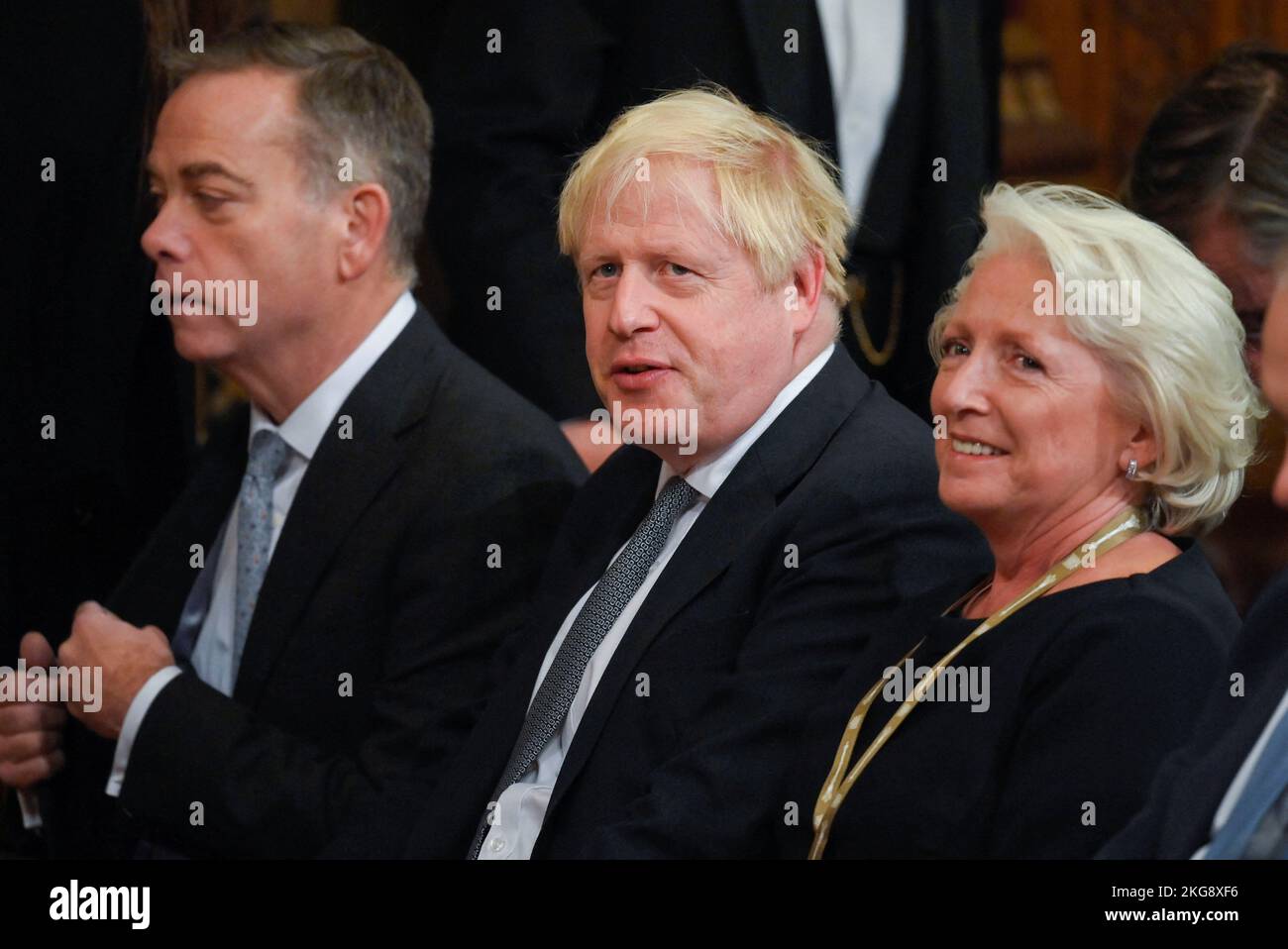 El ex primer ministro Boris Johnson, delante del presidente Cyril Ramaphosa de Sudáfrica, se dirigió a parlamentarios y compañeros en la Royal Gallery del Palacio de Westminster en Londres, como parte de su visita de Estado al Reino Unido. Fecha de la foto: Martes 22 de noviembre de 2022. Foto de stock