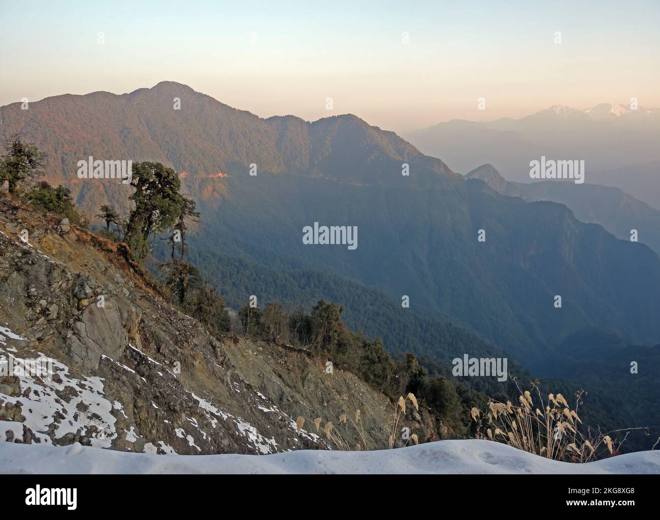 Vista al amanecer desde lo alto de las colinas Mishmi Hills, Arunachal Pradesh, India Enero Foto de stock