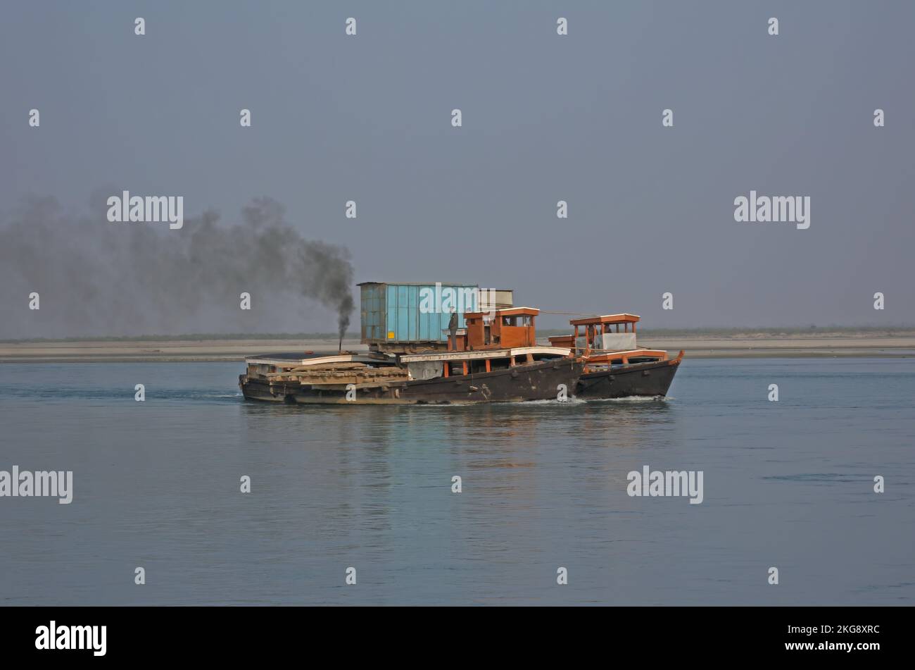 Dos transbordadores de río en tándem para llevar el camión sobre el río Lohit, Assam, India Enero Foto de stock