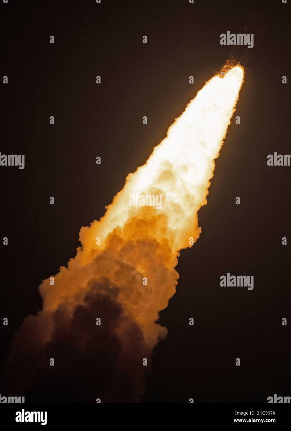 KENNEDY SPACE CE CE|NTRE, FLORIDA, EE.UU. - 16 de noviembre de 2022 - El cohete Space Launch System de la NASA que transporta la nave espacial Orion se lanza en el fli Artemis I. Foto de stock