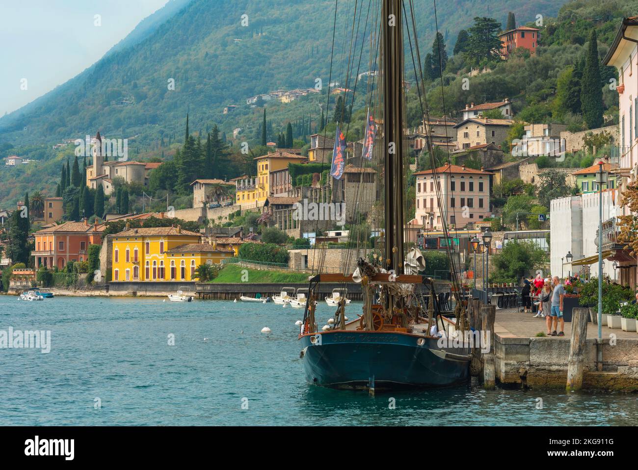 Gargnano Italia, vista en verano de la zona ribereña en la pintoresca ciudad a orillas del lago de Gargnano en el Lago Garda, Lombardía, Italia Foto de stock