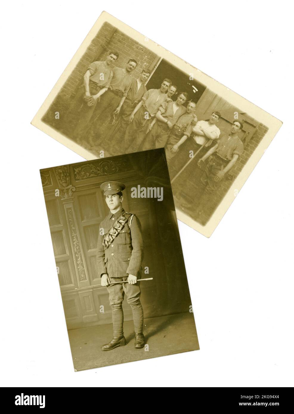 Original postal de la era de WW1 de caballería de los 11th husares, (el propio príncipe Alberto también conocido como los cerezos picadores) posando para una fotografía de grupo fuera de los establos después de preparar a sus caballos en el campo de entrenamiento militar de Aldershot. El joven en el extremo izquierdo del grupo es Arthur Darling. Esto fue tomado justo antes de que fueran transferidos a otra parte, (posiblemente a York) más tarde pueden haber sido enviados a unirse a la batalla en Messines) como infantería, no la caballería. También está en un retrato individual posando en uniforme en un estudio de Aldershot. Ubicación: Aldershot, Hampshire, Inglaterra, Reino Unido. Foto de stock