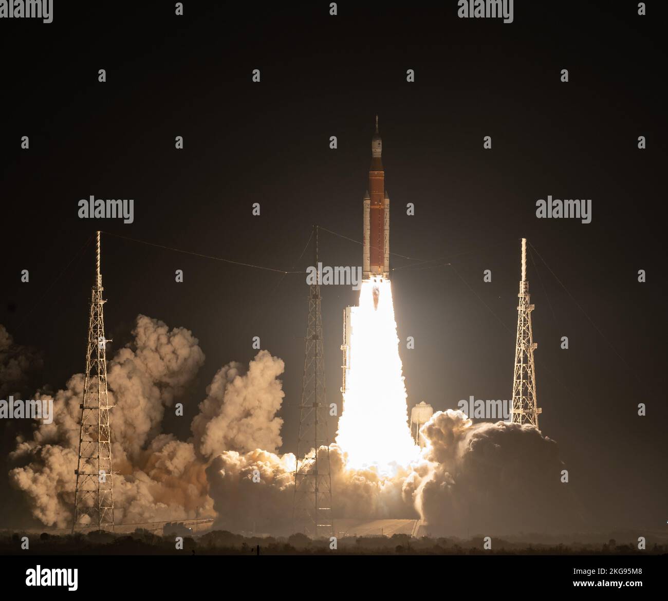 KENNEDY SPACE CE CE|NTRE, FLORIDA, EE.UU. - 16 de noviembre de 2022 - El cohete Space Launch System de la NASA que transporta la nave espacial Orion se lanza en el fli Artemis I. Foto de stock