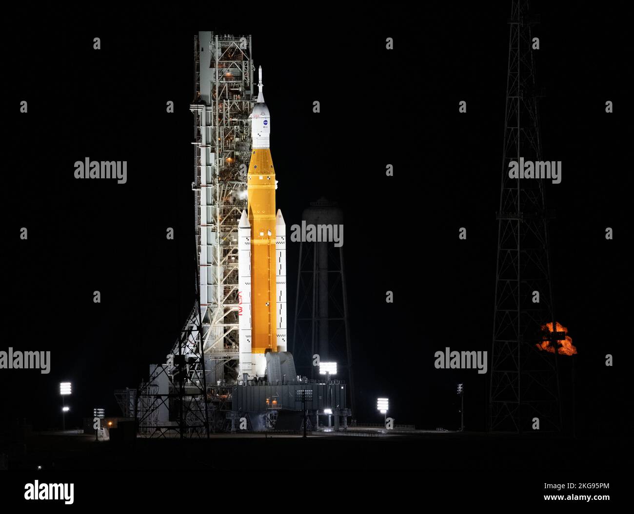 KENNEDY SPACE CE CE|NTRE, FLORIDA, EE.UU. - 16 de noviembre de 2022 - El cohete Space Launch System (SLS) de la NNASA con la nave espacial Orion a bordo se ve encima del mo Foto de stock