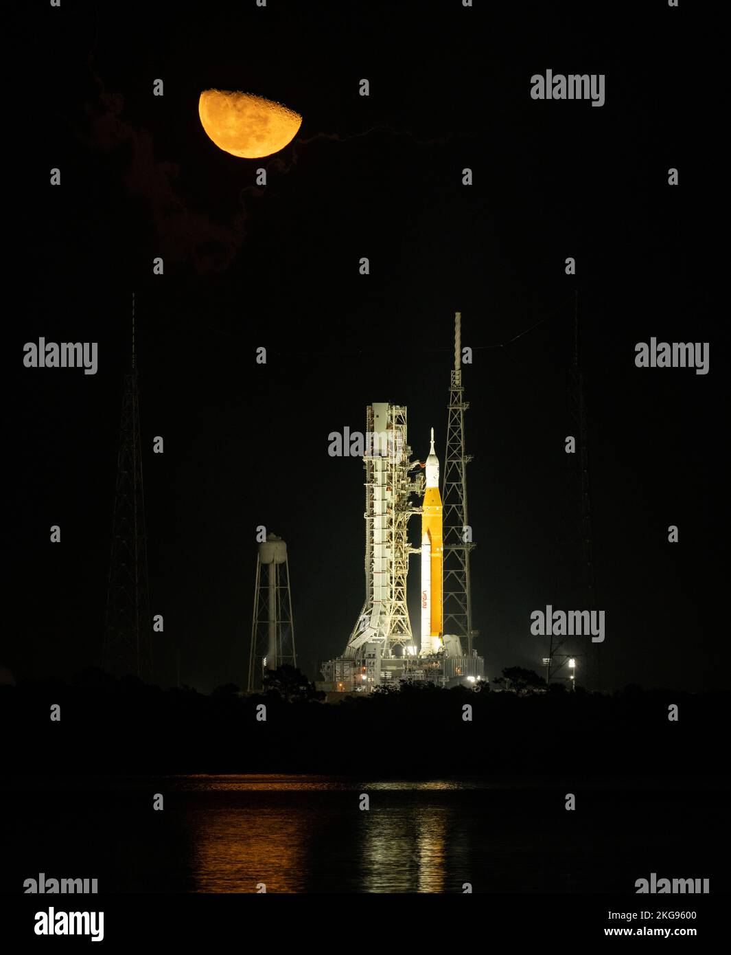 KENNEDY SPACE CE CE|NTRE, FLORIDA, EE.UU. - 16 Noviembre 2022 - Se ve la Luna elevándose sobre el cohete Space Launch System (SLS) de la NASA con la plaza Orion Foto de stock