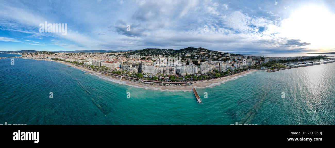 Vuelo aéreo sobre La croisette Cannes en la Riviera francesa en el mar Mediterráneo. El lugar donde se celebra el mundialmente famoso Festival de Cine de Cannes Foto de stock