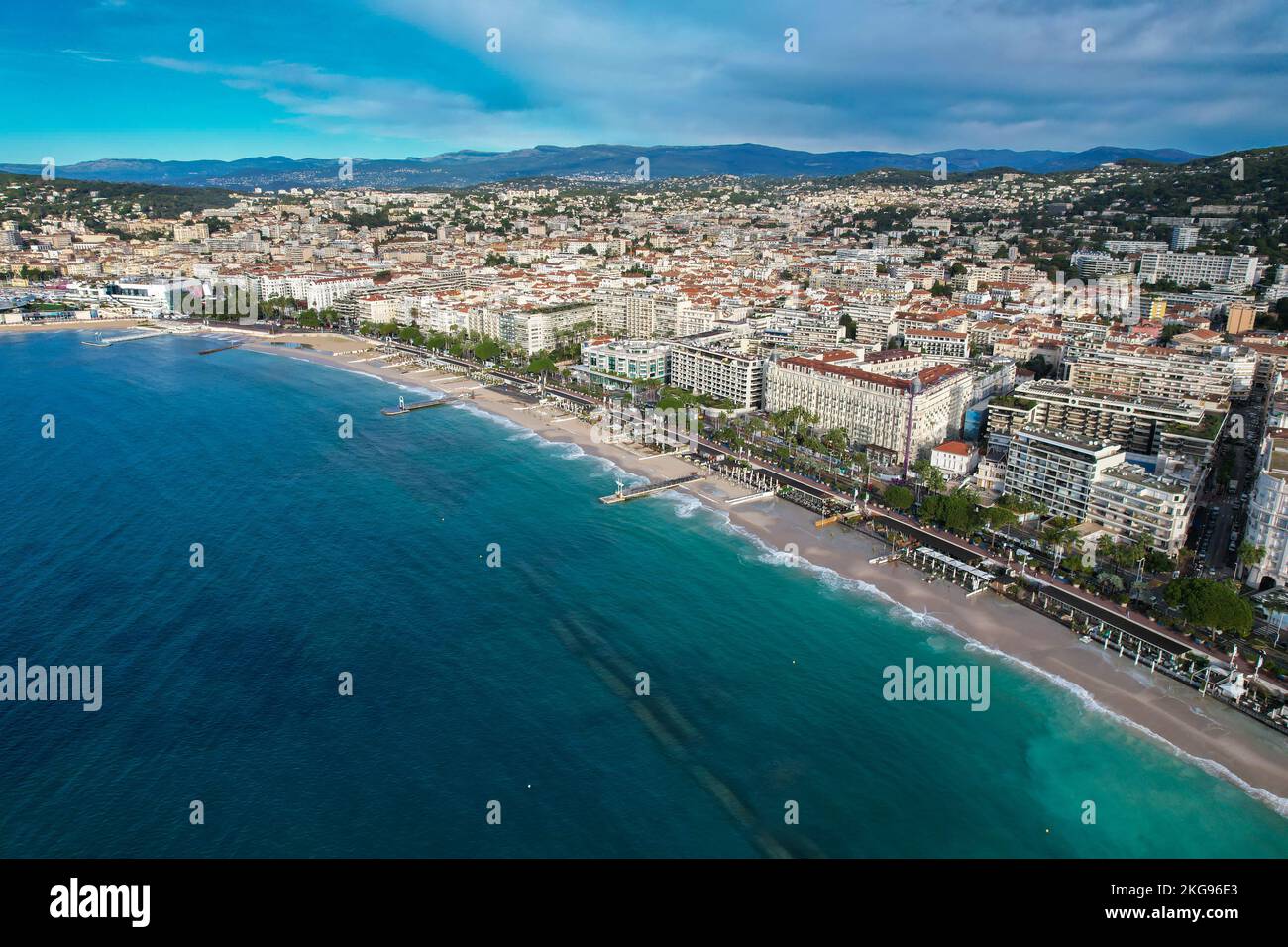 Vuelo aéreo sobre La croisette Cannes en la Riviera francesa en el mar Mediterráneo. El lugar donde se celebra el mundialmente famoso Festival de Cine de Cannes Foto de stock