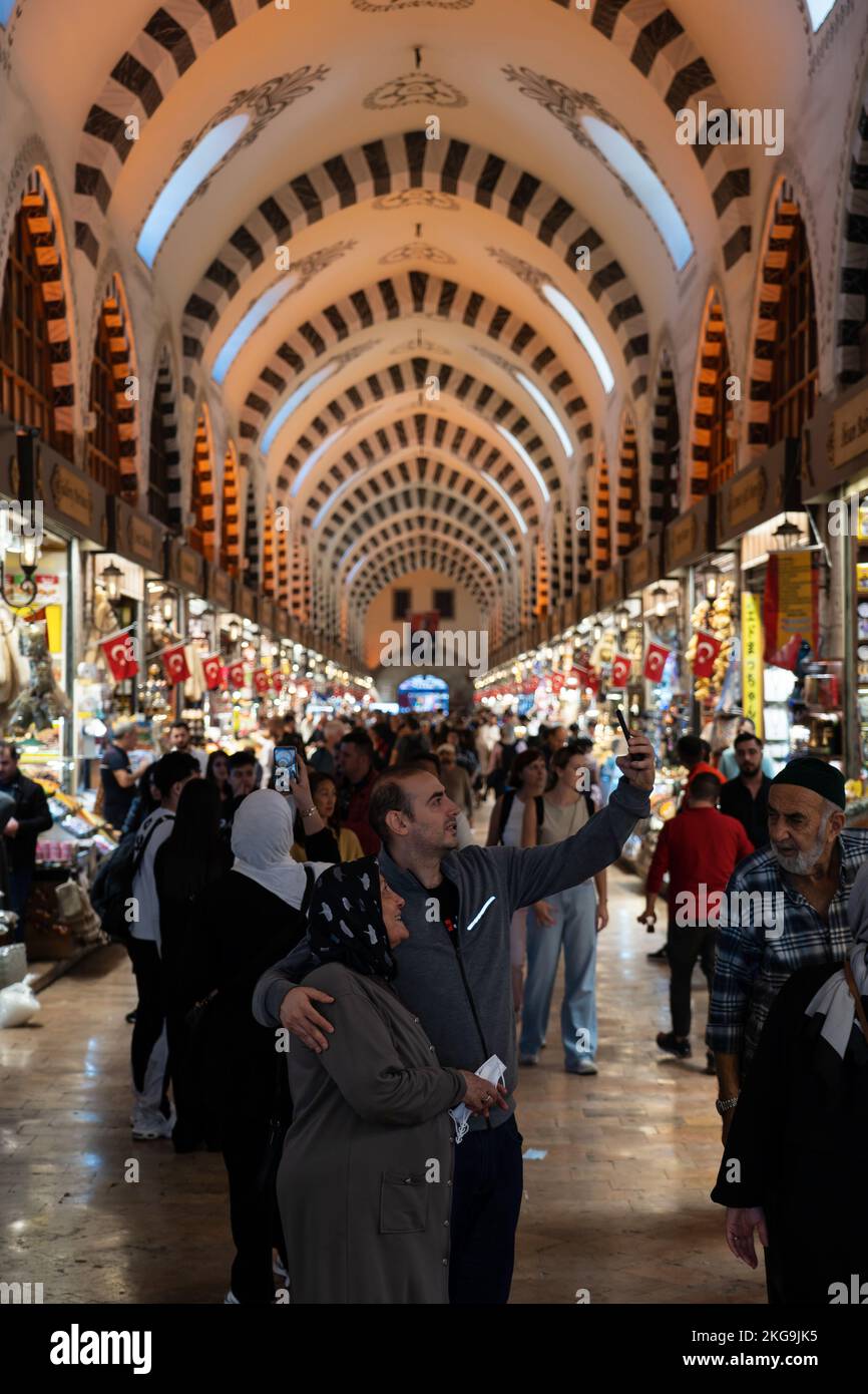 Estambul 's Egyptian Spice Bazaar Mısır Çarşısı. Rutas comerciales extremadamente largas y precios altos de especias Foto de stock