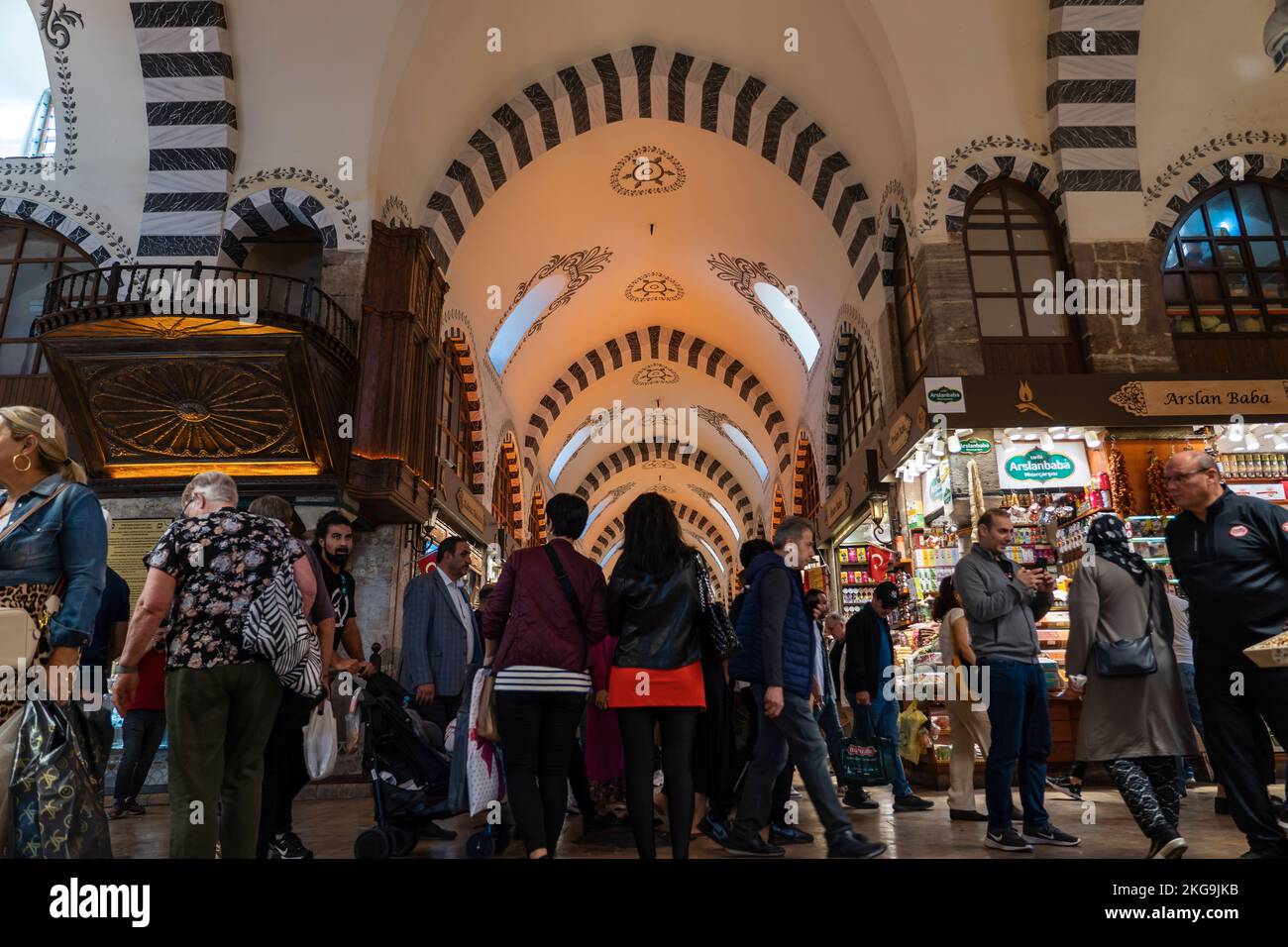 Estambul 's Egyptian Spice Bazaar Mısır Çarşısı. Rutas comerciales extremadamente largas y precios altos de especias Foto de stock